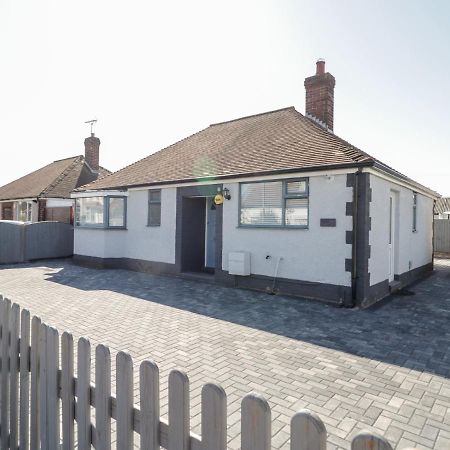 Вилла Seaside Retreat Престатин Экстерьер фото
