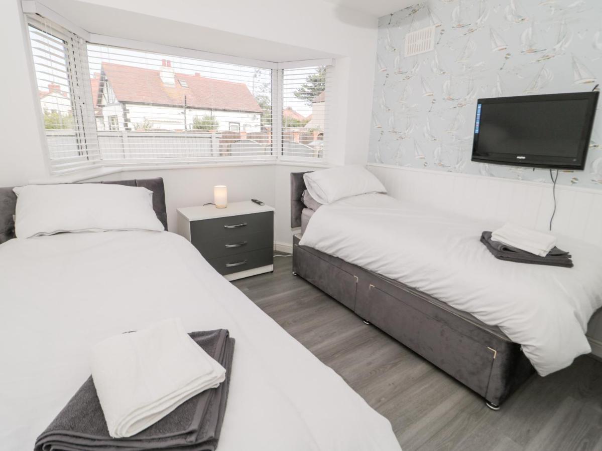 Вилла Seaside Retreat Престатин Экстерьер фото